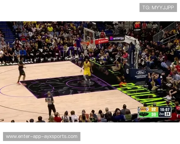 詹姆斯助攻+暴扣双双登上集锦:一场夜晚的高光与装备之旅